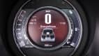Tacho eines Fiat 500 Hybrid