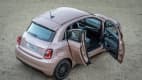 Geöffnete Türen des Fiat 500e Cabrio