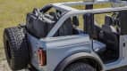 hinterer Teil des Ford Bronco mit offenem Dach und Reserverad