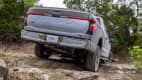 Heckansicht eines fahrenden Ford F-150 Lightning