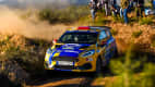 Ein Ford Fiesta Rallye Fahrzeug in Aktion