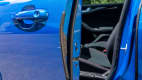Vordertuer eines blauen Ford Focus Turnier