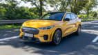 Frontansicht eines fahrenden Ford Mustang BlueCruise
