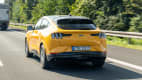 Heckansicht eines fahrenden Ford Mustang BlueCruise