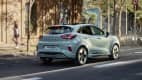 Heckansicht eines fahrenden Ford Puma nach Facelift