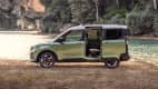 Seitenansicht eines Ford Tourneo Courier mit geöffneter Tür