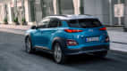 Hyundai Kona Electric fahrend auf der Straße