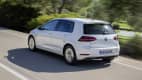 VW E-Golf fahrend auf der Straße