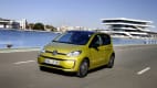 VW e-Up fahrend auf der Straße