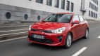 Frontansicht eines fahrenden Kia Rio
