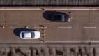 Das Auto mit den gefälschten Bremsbelägen (oben im Bild) hat einen deutlich längeren Bremsweg