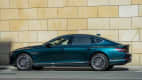 Seitenansicht eines stehenden Genesis electrified G80
