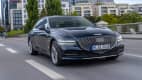 Der Genesis G80 fahrend von vorne zu sehen