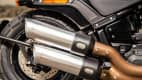 Detailaufnahme vom Auspuff der Harley Davidson Model Fat Bob