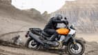 Motorradfahrer auf einer Harley-Davidson Pan America in der Wüste