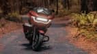 Front mit leuchtendem Scheinwerfer der Harley-Davidson Road Glide