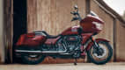 Seitenansicht einer stehenden Harley-Davidson Road Glide
