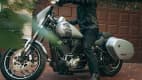 Eine Aufnahme der stehenden Harley Davidson Sport Glide