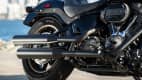 Nahaufnahme vom Motorblock und des hinteren Teils, samt Auspuff und Hinterrad, der Harley Davidson Low Rider S