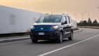 Frontansicht eines fahrenden Fiat e-Doblo