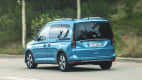Heckansicht eines fahrenden Ford Tourneo Connect