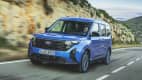 Frontansicht eines fahrenden Ford Tourneo Courier