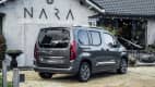 Heckansicht eines stehenden Toyota Proace City