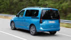 Heckansicht eines fahrenden VW Caddy