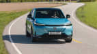 Frontansicht eines fahrenden Honda e:NY1