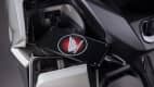Handy am Ladekabel der Honda Forza 350
