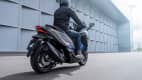 Honda Forza 750 fahrend von hinten