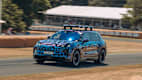 Der neue Porsche Cayenne fahrend seitlich zu sehen