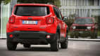 Jeep Renegade Plug-in Hybrid fährt auf einer Strasse , zu sehen von hinten.