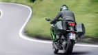 Eine Kawasaki Ninja fahrend auf einer Schnellstraße von hinten zu sehen