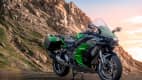 Eine Kawasaki Ninja stehend in einer Landschaft