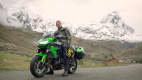 Aufnahme der Kawasaki Versys 650 stehend mit Bergen im Hintergrund