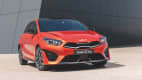 Ein roter KIA Ceed GT parkend von vorne