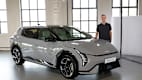 ADAC Redakteur Lorenzo Walcher steht neben einem Kia EV4
