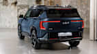 Heckansicht eines stehenden Kia EV5