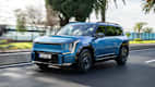 Frontansicht eines fahrenden Kia EV9