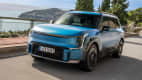 Frontansicht eines fahrenden Kia EV9