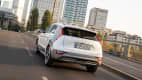 Kia Niro fahrend von hinten