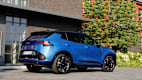Heck und Seitenansicht eines stehenden Kia Sportage