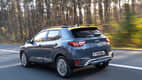 Heckansicht eines fahrenden Kia Stonic