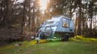 Der Kip Shelter Plus Caravan im Wald mit Fahrradträger