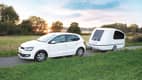 Ein weißer Golf mit dem Sealander Bootscaravan