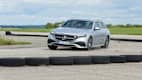 Eine Mercedes E-Klasse in der Kurvenfahrt