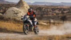 Motorradfahrer auf einer KTM 790 Adventure im Gelände