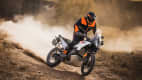 Motorradfahrer auf einer KTM 790 Adventure im Gelände