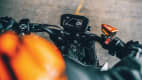 Das Lenkrad und der Computer der KTM Duke 790